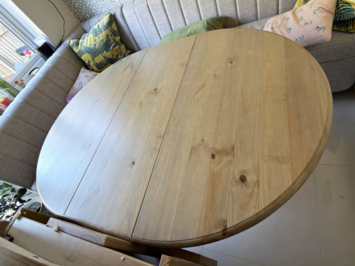 Extendable oval dining table